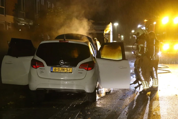 Brandweer blust brandende auto