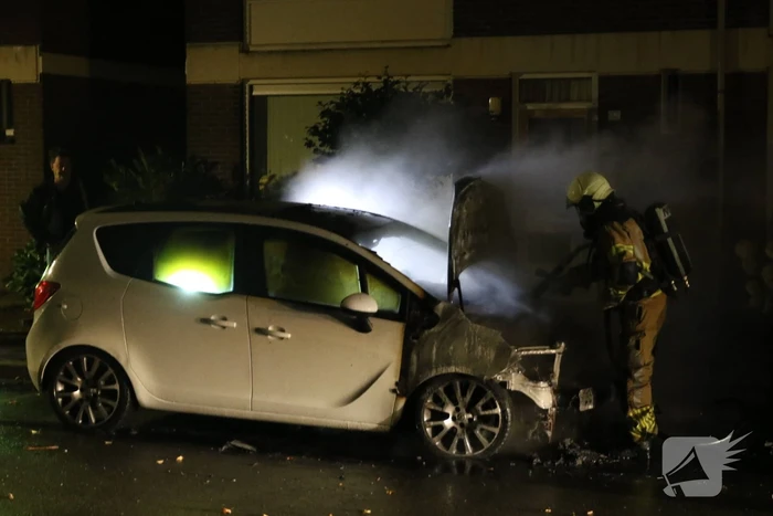 Brandweer blust brandende auto