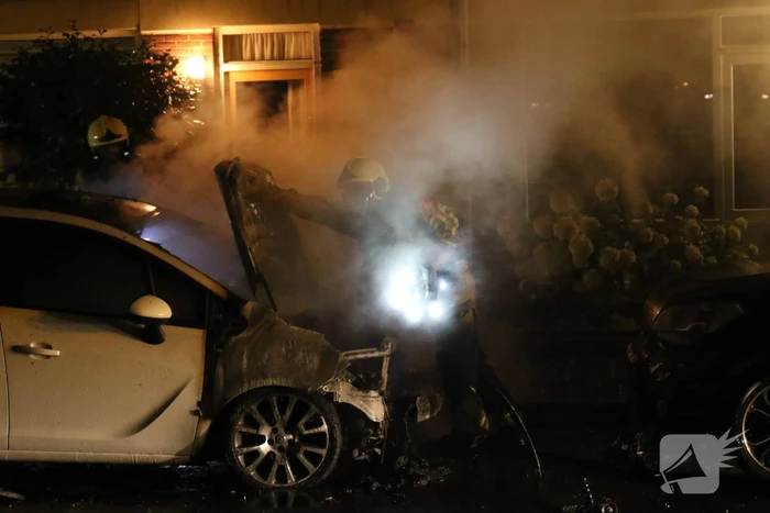 Brandweer blust brandende auto