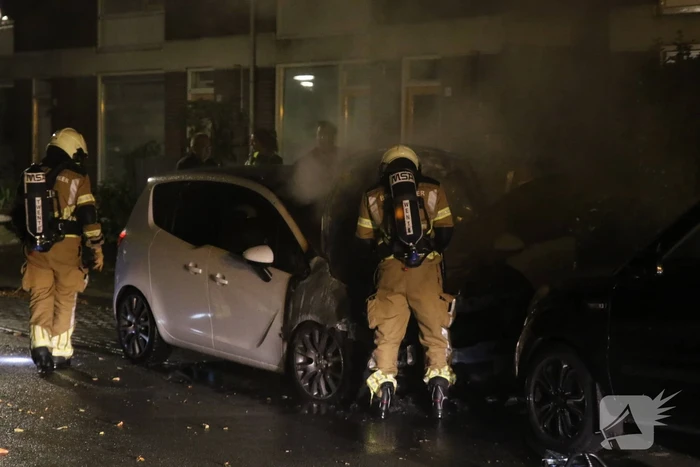 Brandweer blust brandende auto
