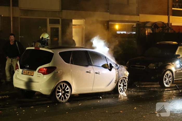 Brandweer blust brandende auto
