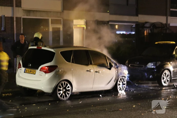 Brandweer blust brandende auto