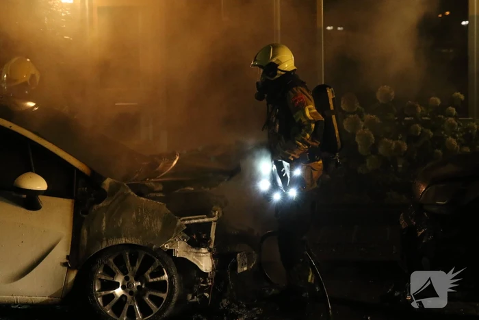 Brandweer blust brandende auto