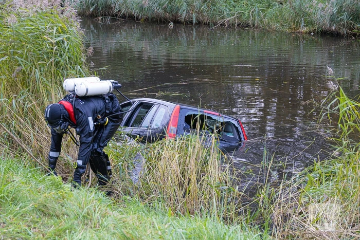 Automobilist raakt van de weg en belandt in Naardertrekvaart
