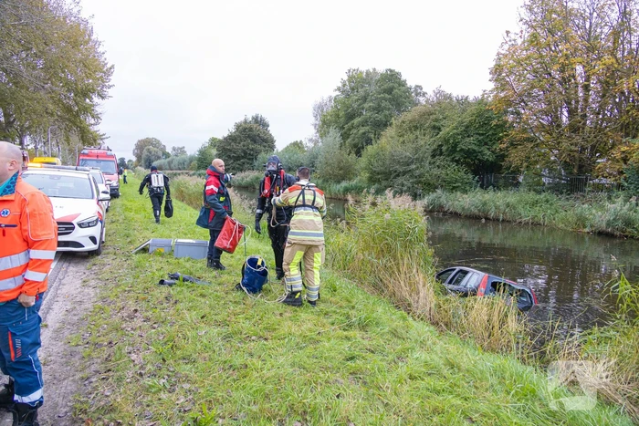Automobilist raakt van de weg en belandt in Naardertrekvaart