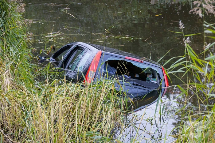 Automobilist raakt van de weg en belandt in Naardertrekvaart