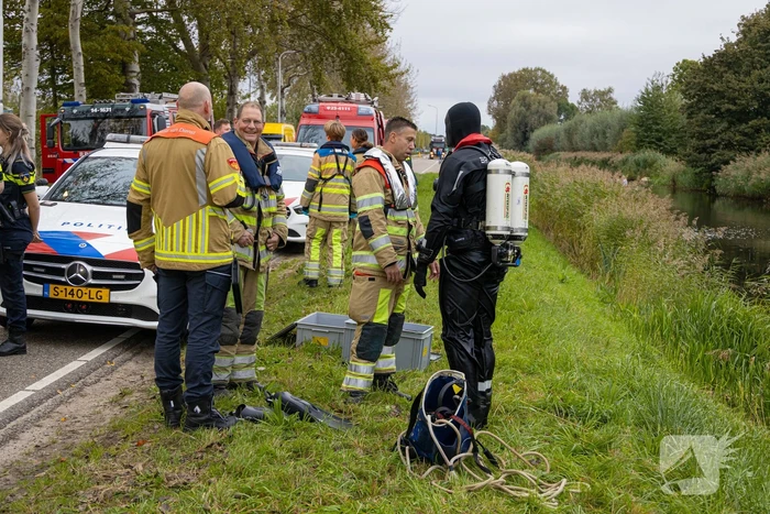 Automobilist raakt van de weg en belandt in Naardertrekvaart