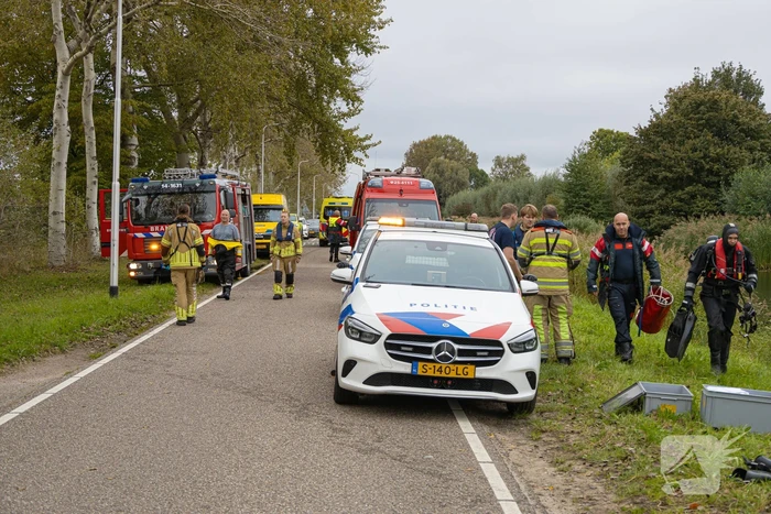 Automobilist raakt van de weg en belandt in Naardertrekvaart
