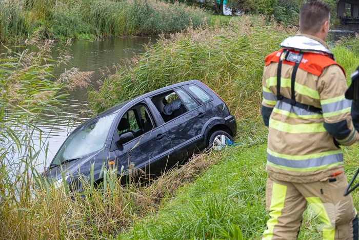 Automobilist raakt van de weg en belandt in Naardertrekvaart
