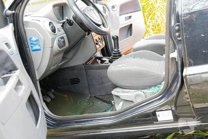 Automobilist raakt van de weg en belandt in Naardertrekvaart