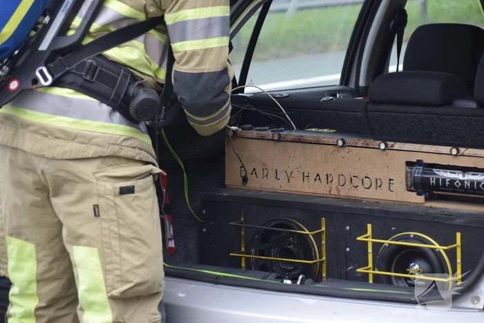 Subwoofer vat vlam tijdens muziek luisteren