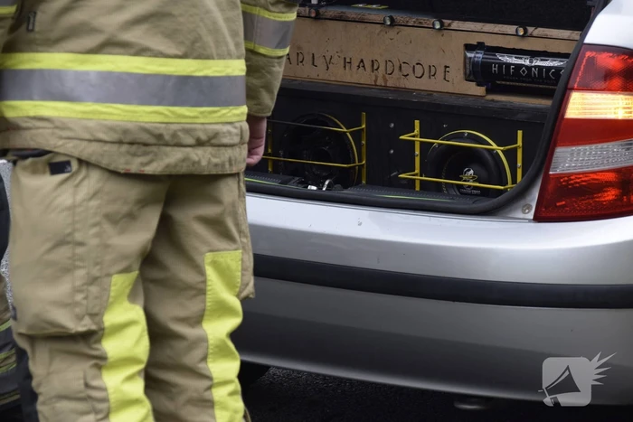 Subwoofer vat vlam tijdens muziek luisteren