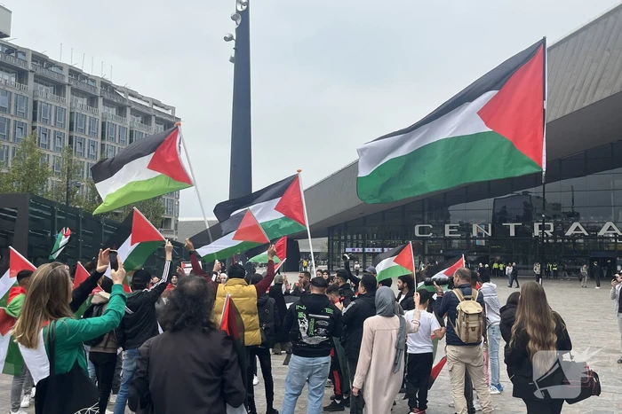 Revolutionaire Eenheid demonstreert bij centraal station