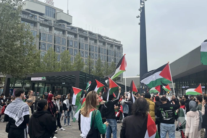 Revolutionaire Eenheid demonstreert bij centraal station