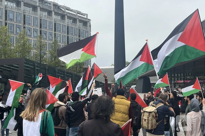 Revolutionaire Eenheid demonstreert bij centraal station
