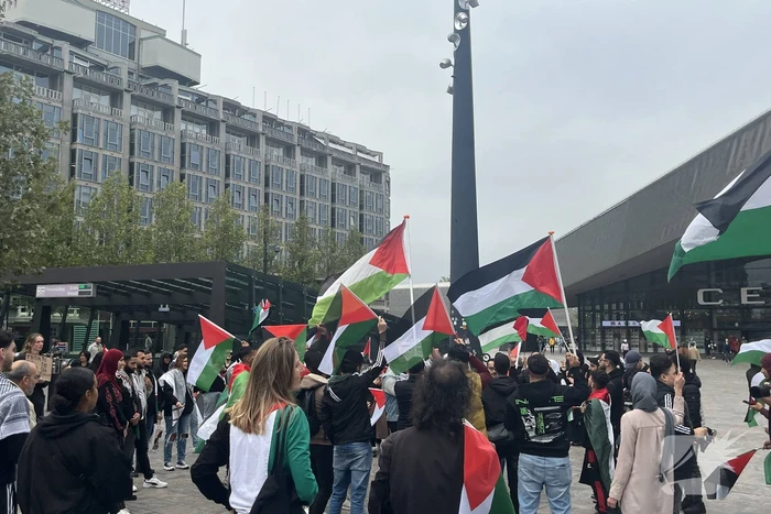 Revolutionaire Eenheid demonstreert bij centraal station