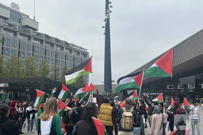 Revolutionaire Eenheid demonstreert bij centraal station