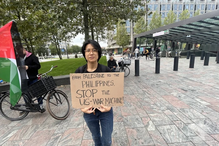 Revolutionaire Eenheid demonstreert bij centraal station