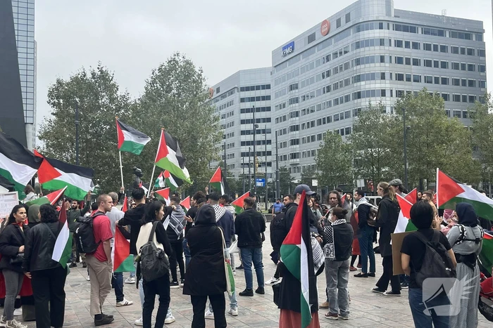 Revolutionaire Eenheid demonstreert bij centraal station