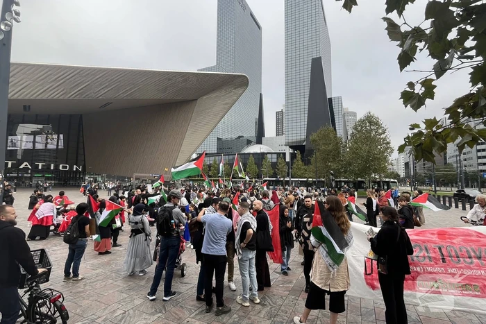 Revolutionaire Eenheid demonstreert bij centraal station