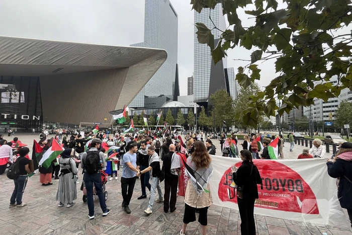 Revolutionaire Eenheid demonstreert bij centraal station