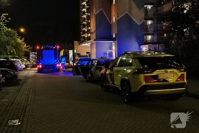 Brandweer zaagt deur in stukken
