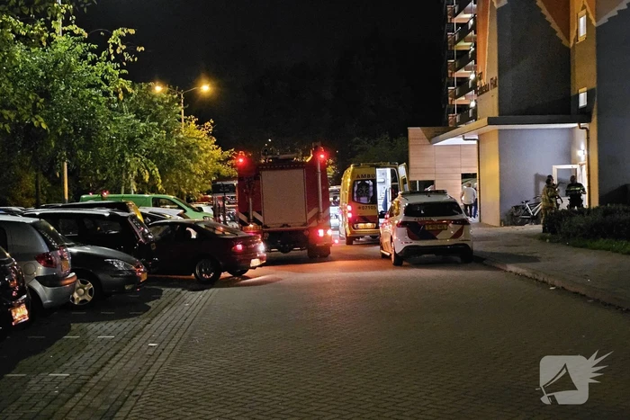 Brandweer zaagt deur in stukken