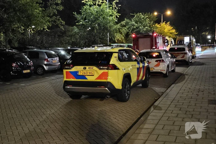 Brandweer zaagt deur in stukken