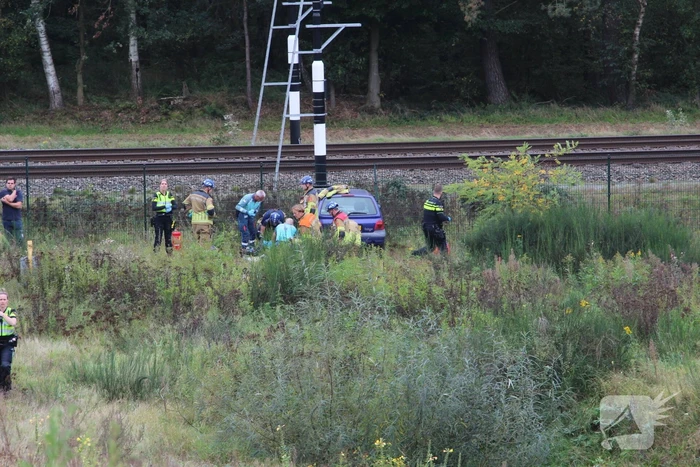 Auto rijdt van talud en belandt tegen hekwerk