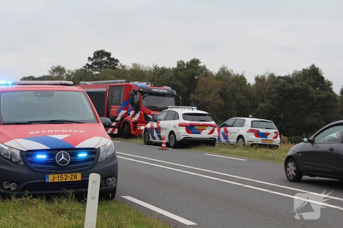 Auto rijdt van talud en belandt tegen hekwerk
