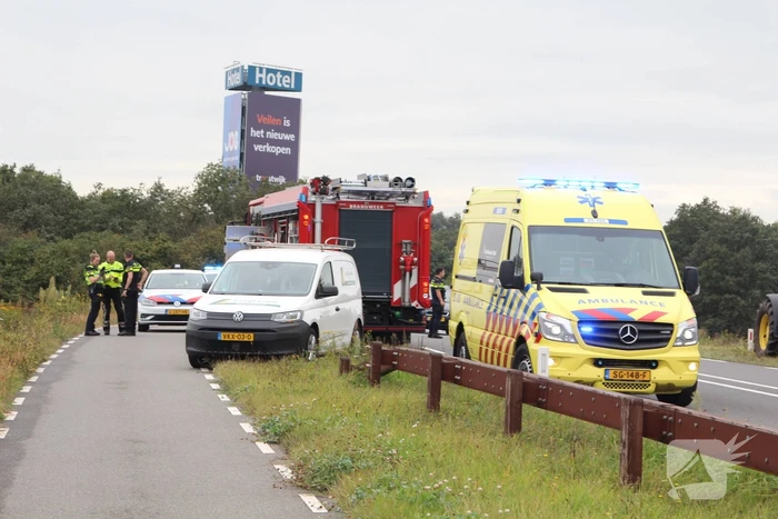 Auto rijdt van talud en belandt tegen hekwerk