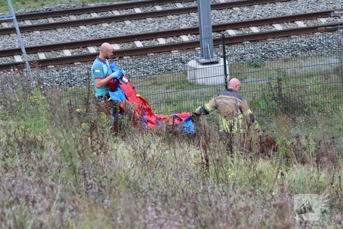 Auto rijdt van talud en belandt tegen hekwerk