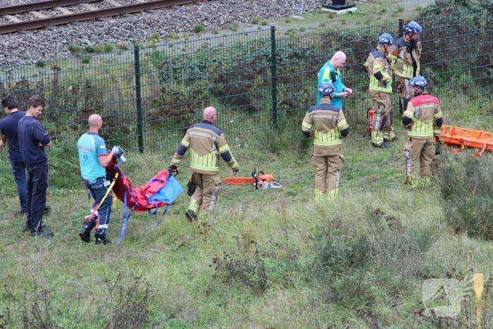 Auto rijdt van talud en belandt tegen hekwerk
