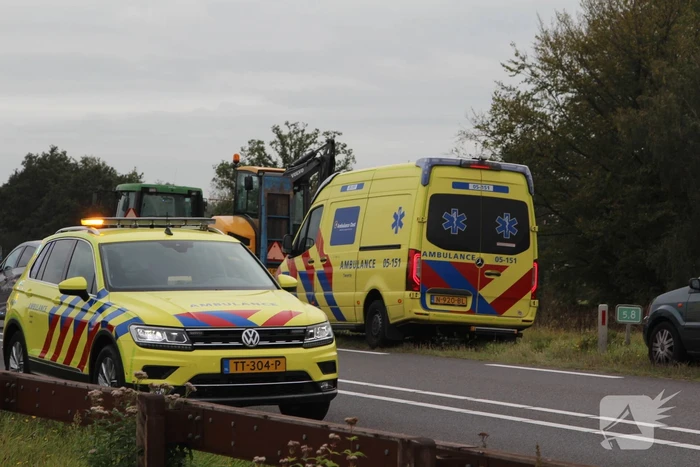 Auto rijdt van talud en belandt tegen hekwerk