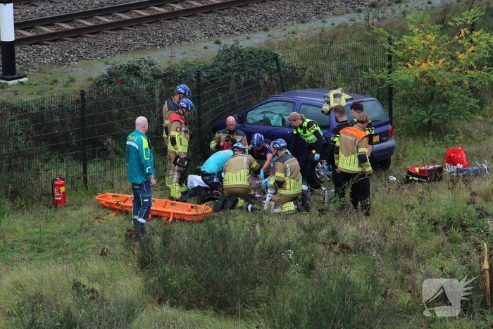 Auto rijdt van talud en belandt tegen hekwerk