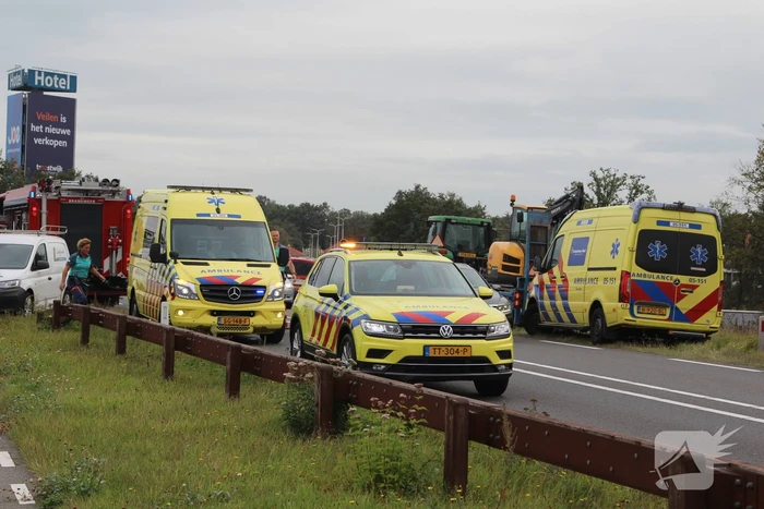 Auto rijdt van talud en belandt tegen hekwerk