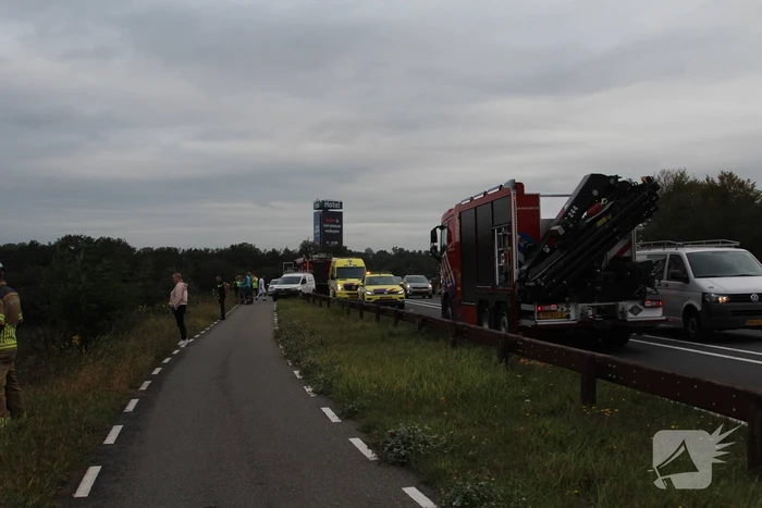 Auto rijdt van talud en belandt tegen hekwerk