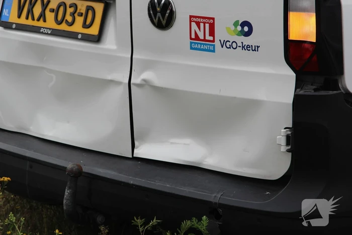 Auto rijdt van talud en belandt tegen hekwerk
