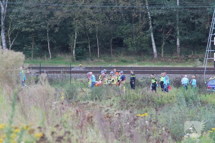 Auto rijdt van talud en belandt tegen hekwerk