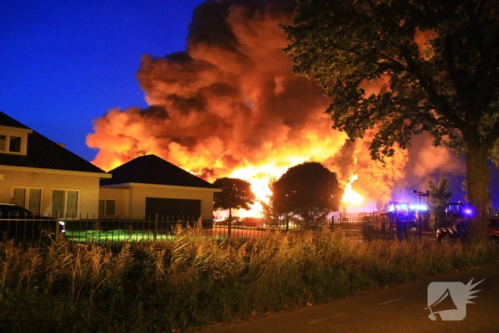Grote uitslaande brand in loods