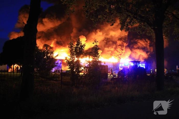 Grote uitslaande brand in loods