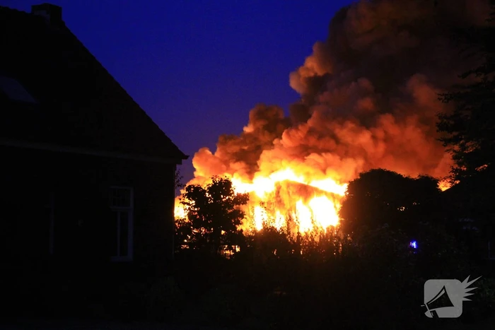 Grote uitslaande brand in loods