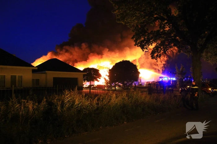 Grote uitslaande brand in loods