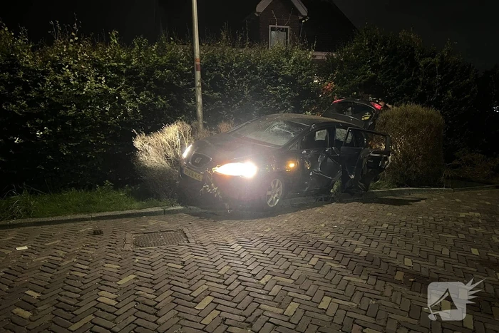 Auto belandt in struiken na mislukte inhaalactie