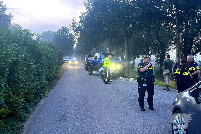 Automobilist rijdt scooterrijder frontaal aan