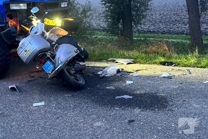Automobilist rijdt scooterrijder frontaal aan