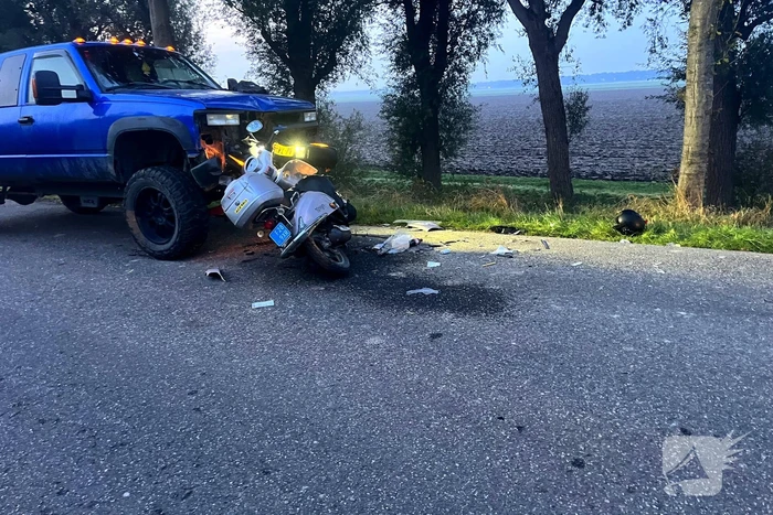 Automobilist rijdt scooterrijder frontaal aan