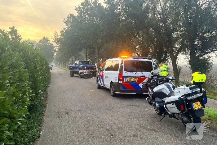 Automobilist rijdt scooterrijder frontaal aan