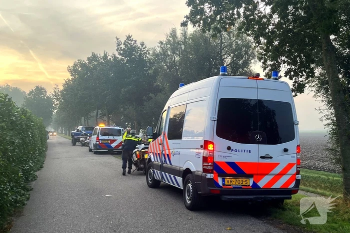Automobilist rijdt scooterrijder frontaal aan