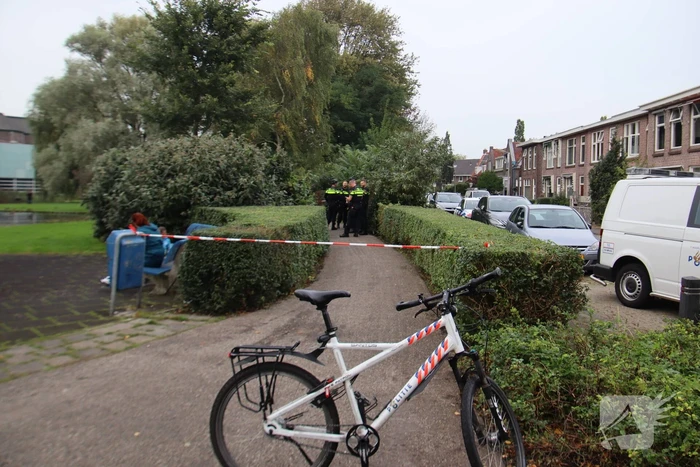 Politie treft vuurwapen in park aan